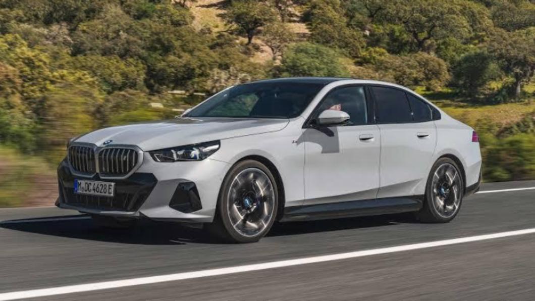 BMW 5 Series在年度豪華車評選上,贏過了Mercedes-Benz E-Class與EQE SUV。(圖/WCOTY提供)