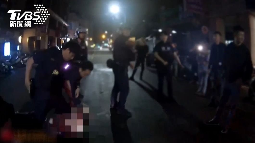 整群酒空深夜擾鄰!2男拒檢還推警 慘遭辣椒水噴臉