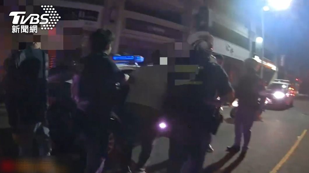 現場聚集大批青少年喧嘩,妨害住戶安寧,警方將滋事民眾帶回。(圖/TVBS)