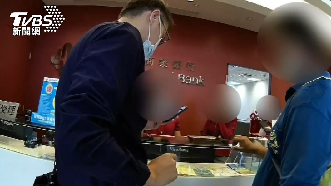國民老公換人!高雄帥警阻詐 一句「給老婆i15我拿i12」爆紅