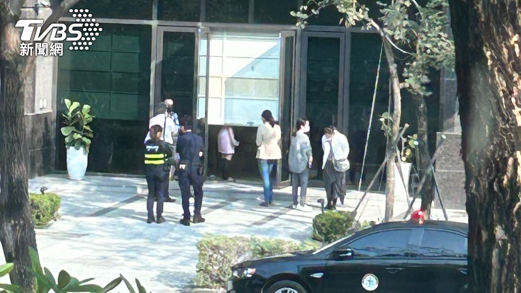警方與司法人員遭鎖在診所外2小時。(圖/當事人提供)