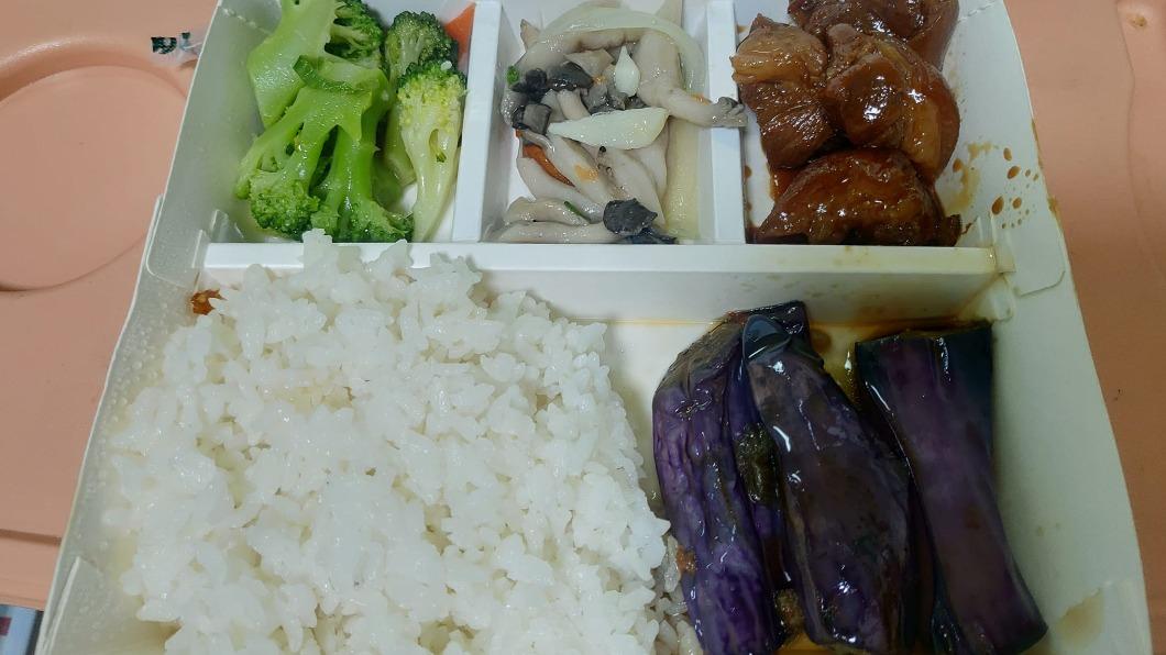 他怨自助餐90元「才4塊肉」太貴 內行曝算法:肉算塊非算份