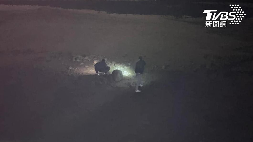 神探落難!追查贓物不慎落溪 全身汙泥保鮮膜包裹返警局