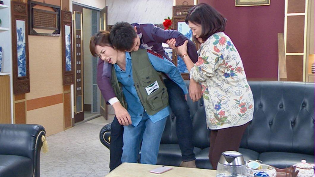 八點檔男星發酒瘋！王瞳竟火辣開腿　當場問「這裡」size