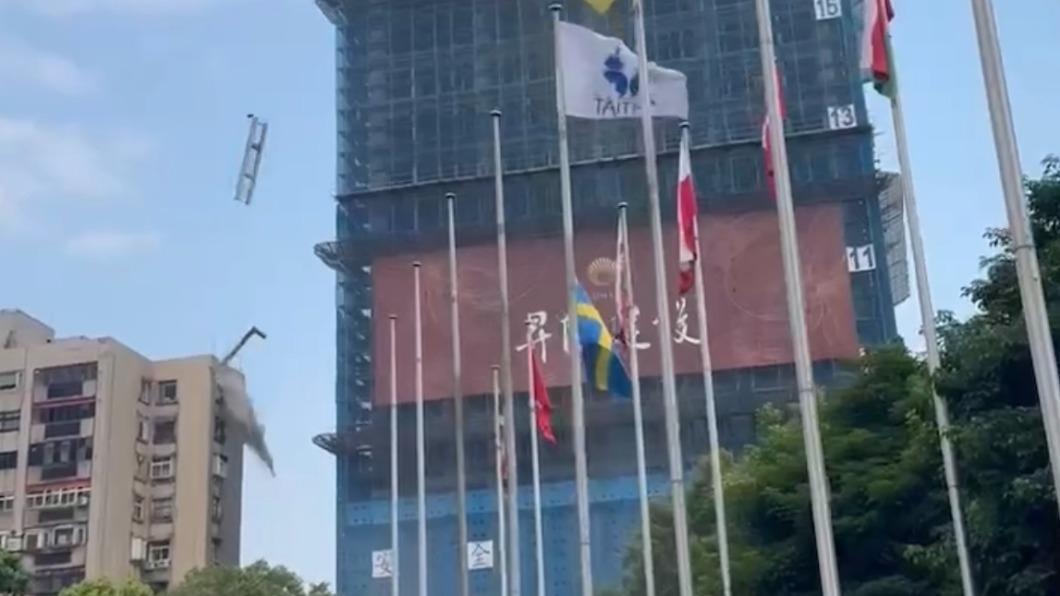 快訊/7.2強震北市災情!世貿對面建案 2鷹架墜落撞民宅外牆