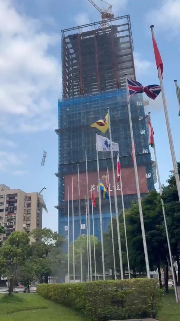 台北市基隆路與信義路口世貿對面建案,傳鷹架掉落。(圖/翻攝畫面)