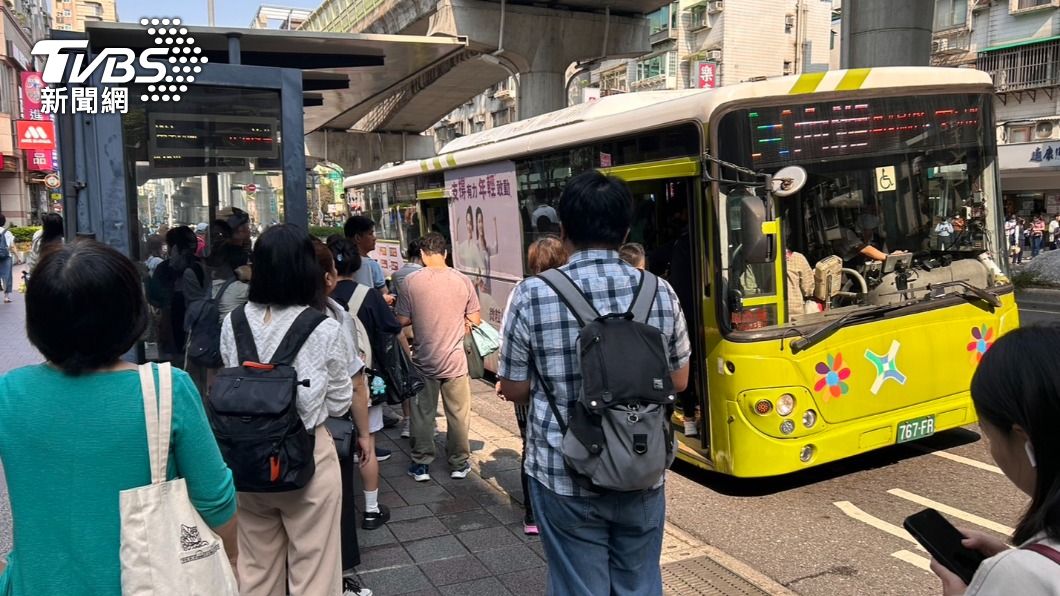 強震大亂!一度沒捷運公車站又塞爆 上班族崩潰:可放假嗎