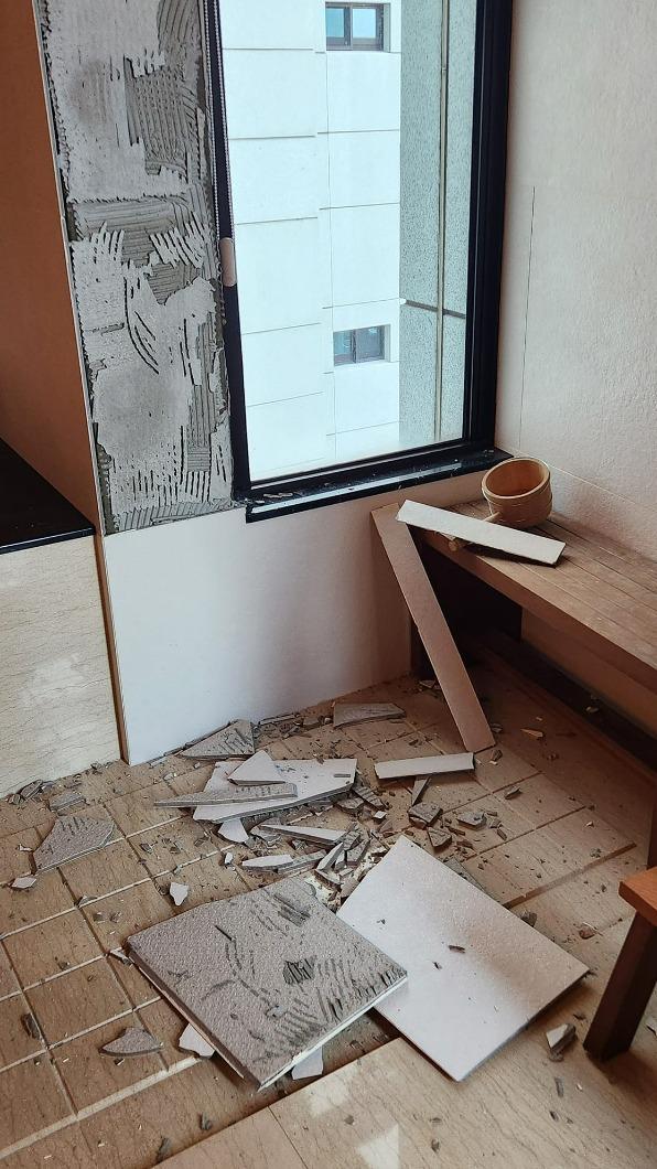 今早發生強震,陳斐娟家浴室的磁磚掉滿地。(圖/翻攝自陳斐娟臉書)