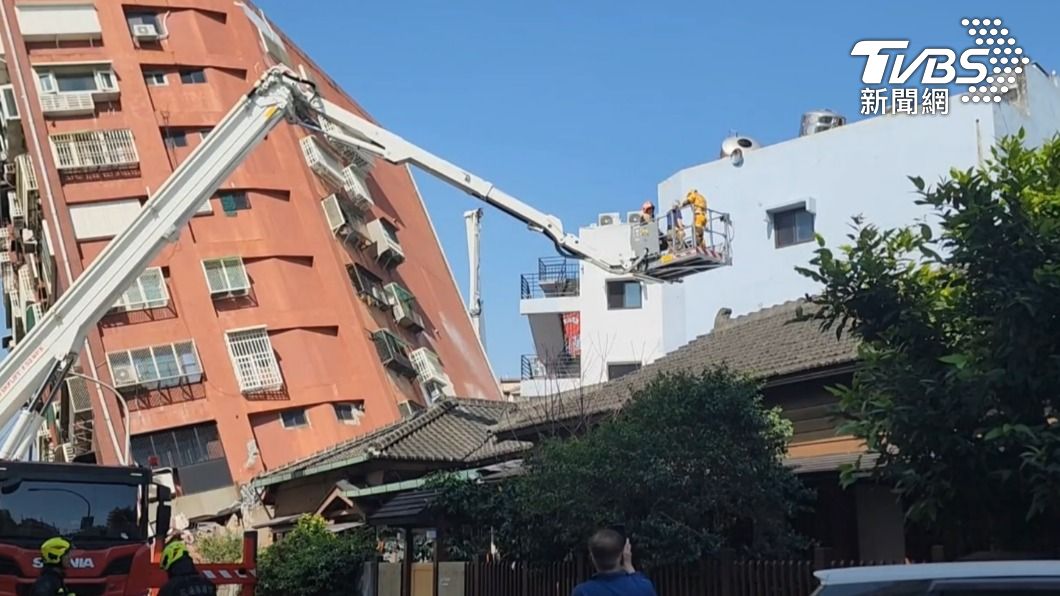 再救出2人!花蓮「天王星大樓」45度斜倒 住戶受困搶救中