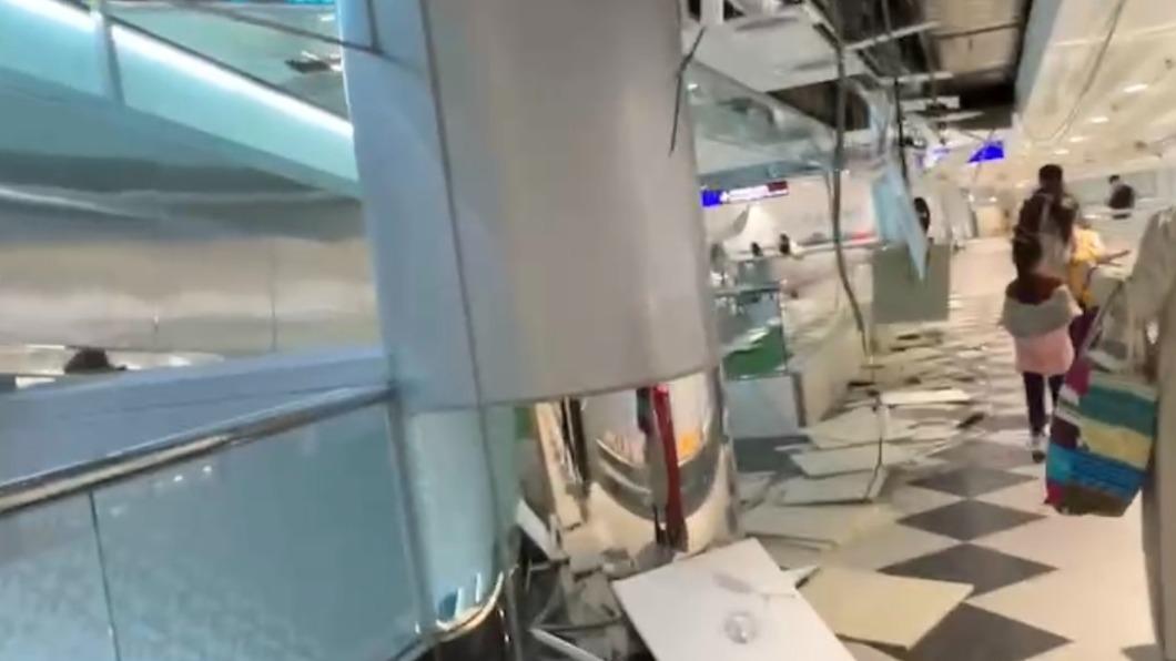 快訊/國家大門也遭殃!桃機天花板大片掉落 旅客驚呼:可怕!