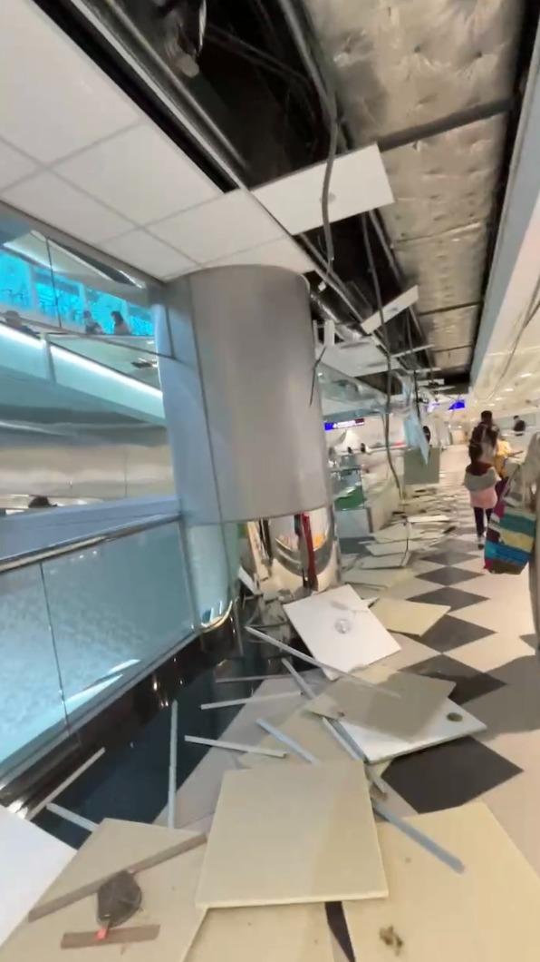 桃機天花板掉落。（圖／翻攝畫面）