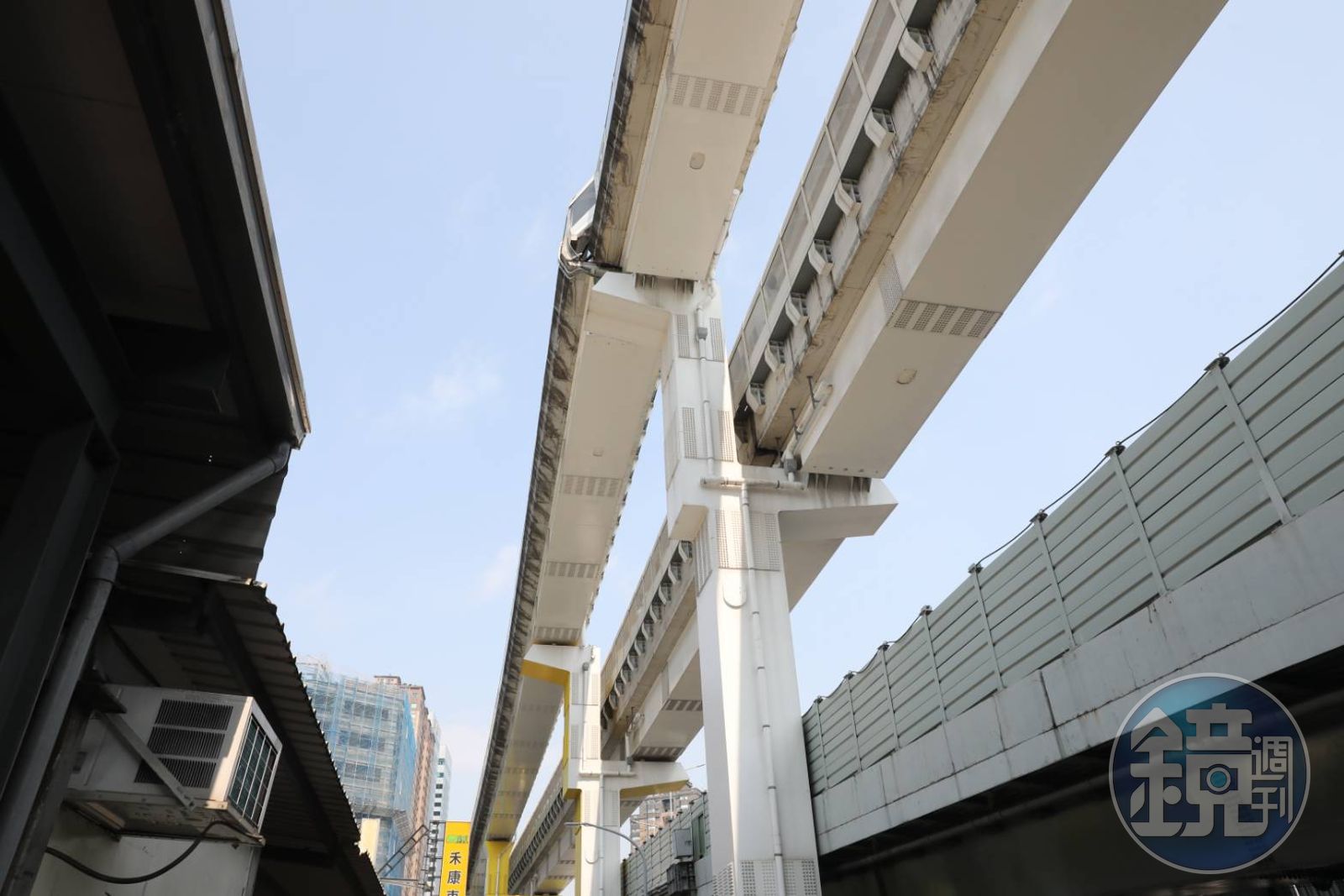 全台今天上午發生有感地震,捷運環狀線疑似發生錯位,新北捷運公司回應,這裡本來就採偏心柱的設計。(圖/鏡週刊)