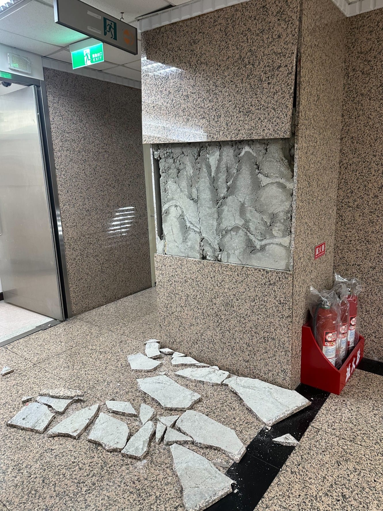 規模7.2地震,立法院中興研究大樓7樓牆壁磁磚掉落。(圖/翻攝自王鴻薇臉書)