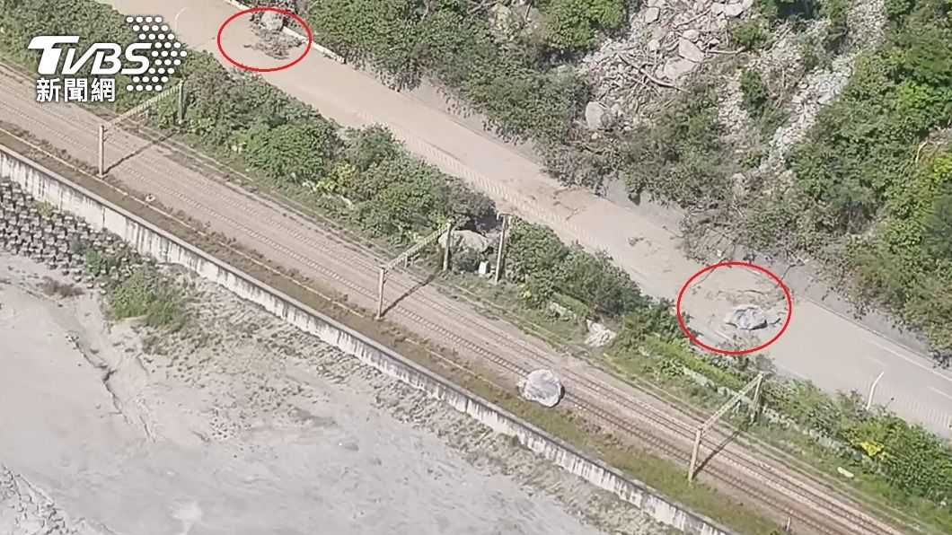 蘇花公路大面積土石崩落,巨石砸到路面。(圖/TVBS)