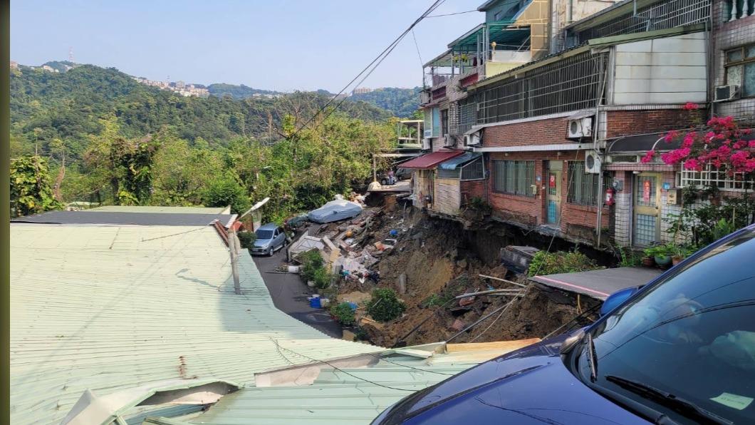 快訊／新北災情頻傳！新店安泰路土地坍陷　2車下陷地平線下