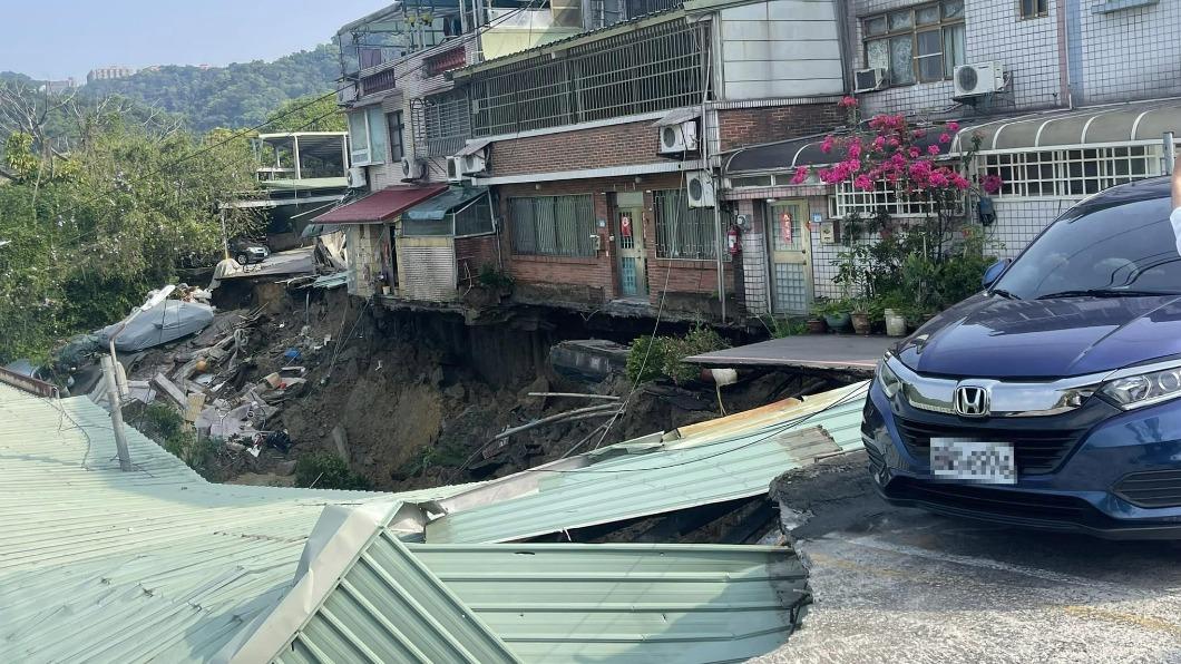 新店頂好社區7屋倒塌、路面下陷「鐵皮屋變形」!住戶撤離無人傷亡
