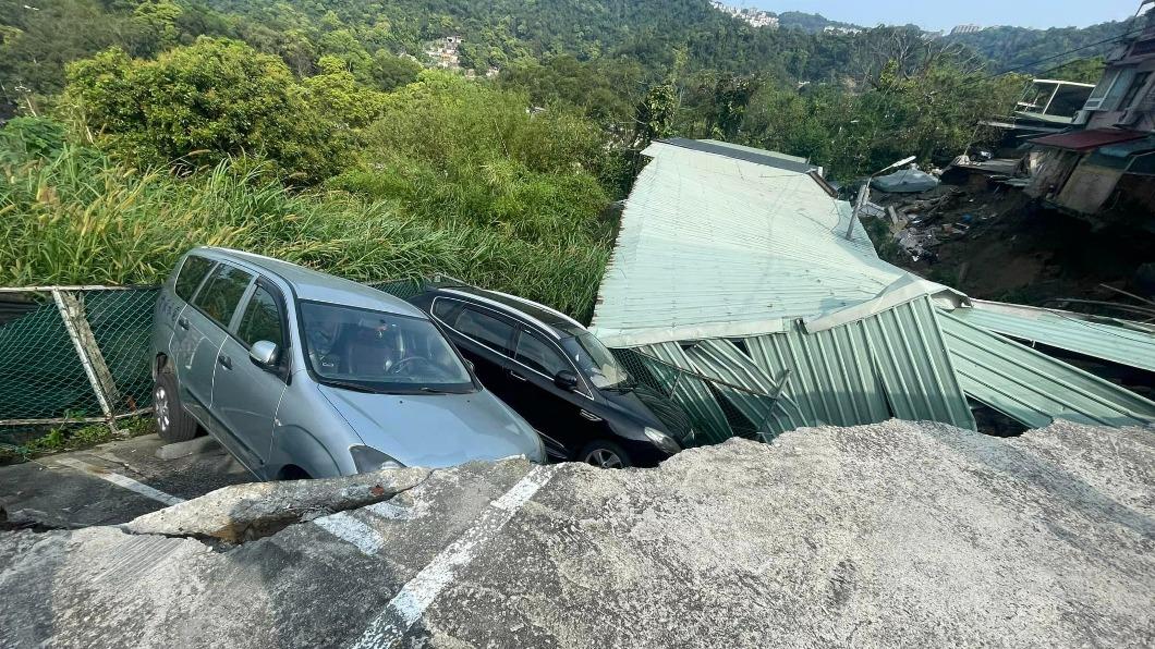車輛跟著路面下陷。(圖/翻攝自臉書社團我們是新店人!! 好山好水,就是愛新店)
