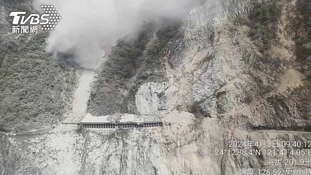 花蓮災情慘重,稍早傳出有登山客遭落石擊中命危。(圖/TVBS)