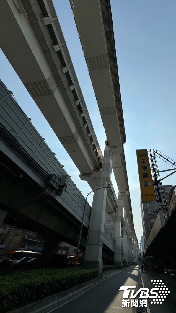 新北環狀線軌道樑柱位移。(圖/TVBS)