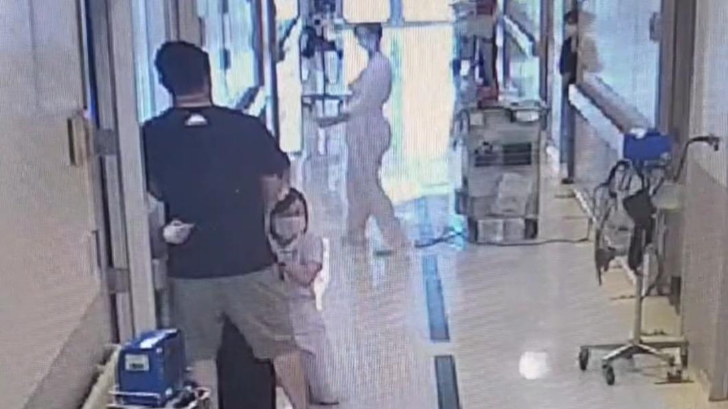 強震嚇到腿軟！台中護理長秒救援　暖心「緊抱患者」蹲地安撫