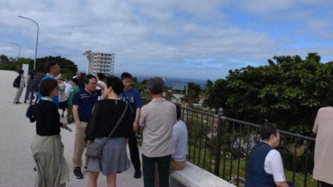 沖繩海嘯警報狂響！　水族館遊客放聲尖叫急衝高處避難