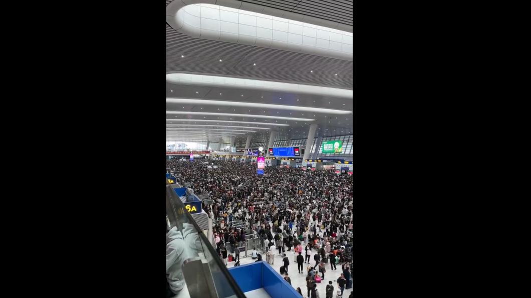 受到花蓮地震影響,大陸沿海多省高鐵出現停駛或延誤,造成許多車站塞滿等待的旅客。(圖/翻攝自微博)