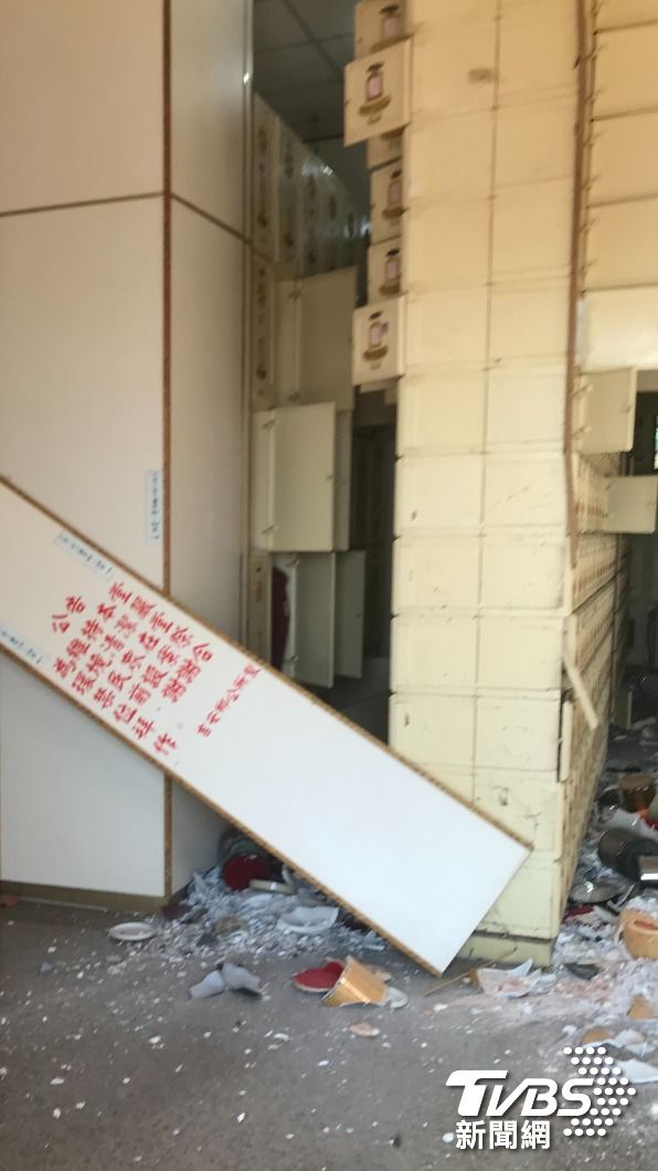 吉安鄉慈雲山納骨塔骨灰罈掉落一地 。(圖/讀者提供)