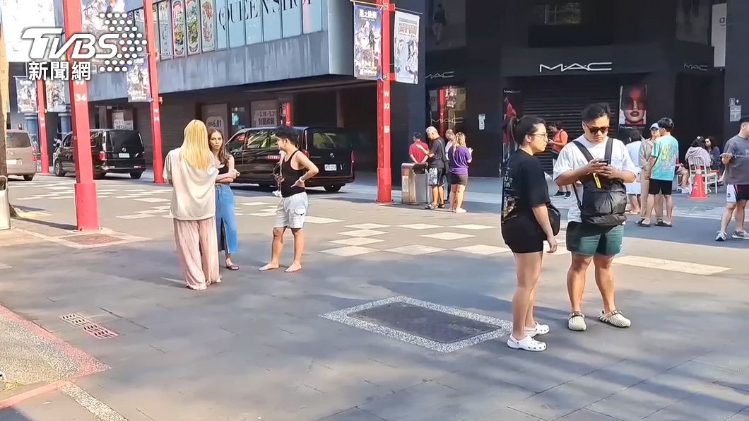 被地震嚇醒! 西門町外國旅客穿睡衣逃出