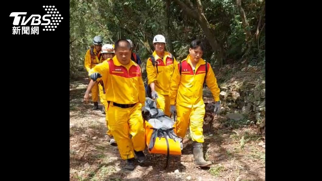 警消將罹難者遺體運出。(圖/TVBS)