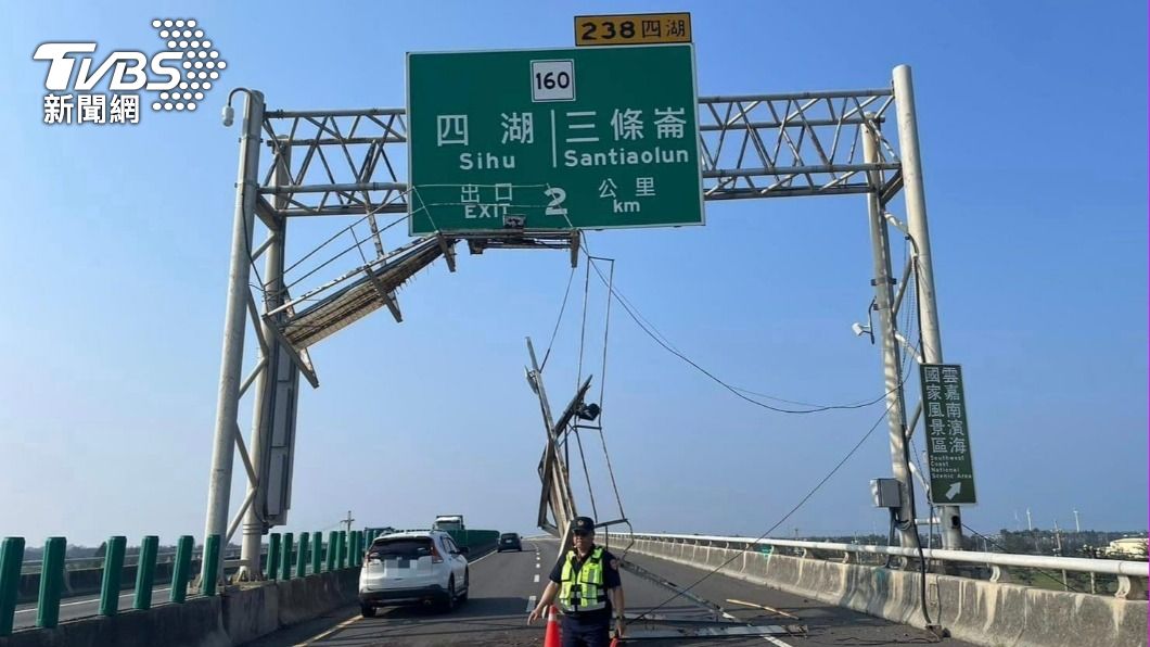 7.2強震肆虐!西濱道路標誌「震到垂地」 人車驚險通行