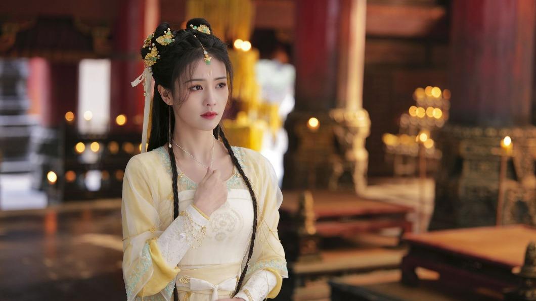 白鹿為主演仙俠大戲《長月燼明》,瘦到42公斤「成仙」。(圖/中天娛樂台提供)