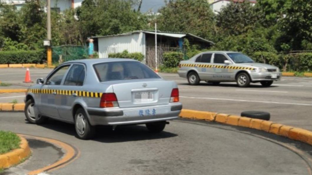 高雄妹駕訓班學車!遭教練襲胸逼摸「肉色排檔桿」:我很硬