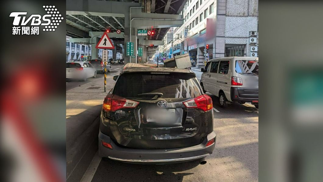 駕駛傻眼!台64高架橋不堪強震 鋼筋水泥塊崩落砸爆車頂