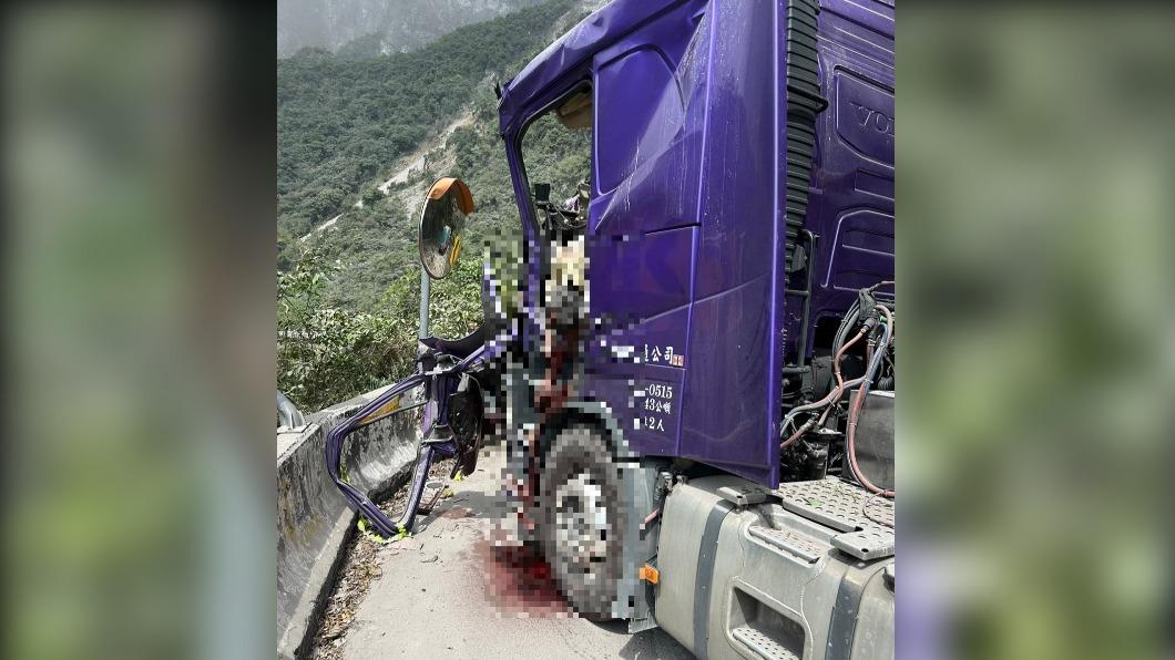 駕駛遭落石擊中,當場死亡。(圖/翻攝畫面)