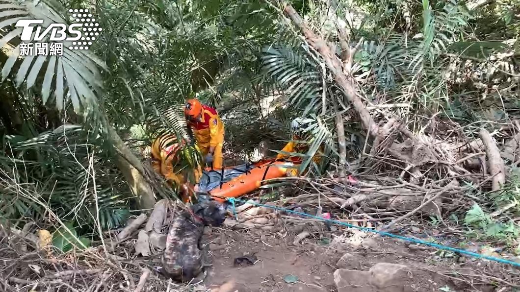3名婦人到得卡倫步道健行時遭遇強震,遭到落石擊中身亡。(圖/TVBS)