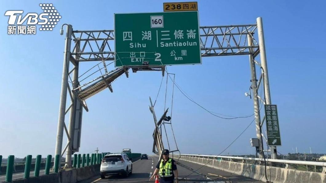 西濱道路標誌垂到地面。(圖/TVBS)