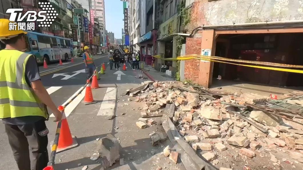 基隆70年老房磚瓦坍塌。(圖/TVBS)