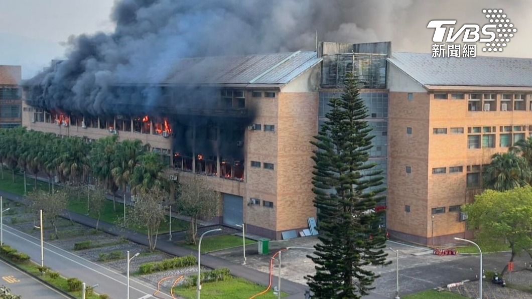 花蓮地震/強震後冒大火狂燒一天 東華大學實驗室火勢今早撲滅
