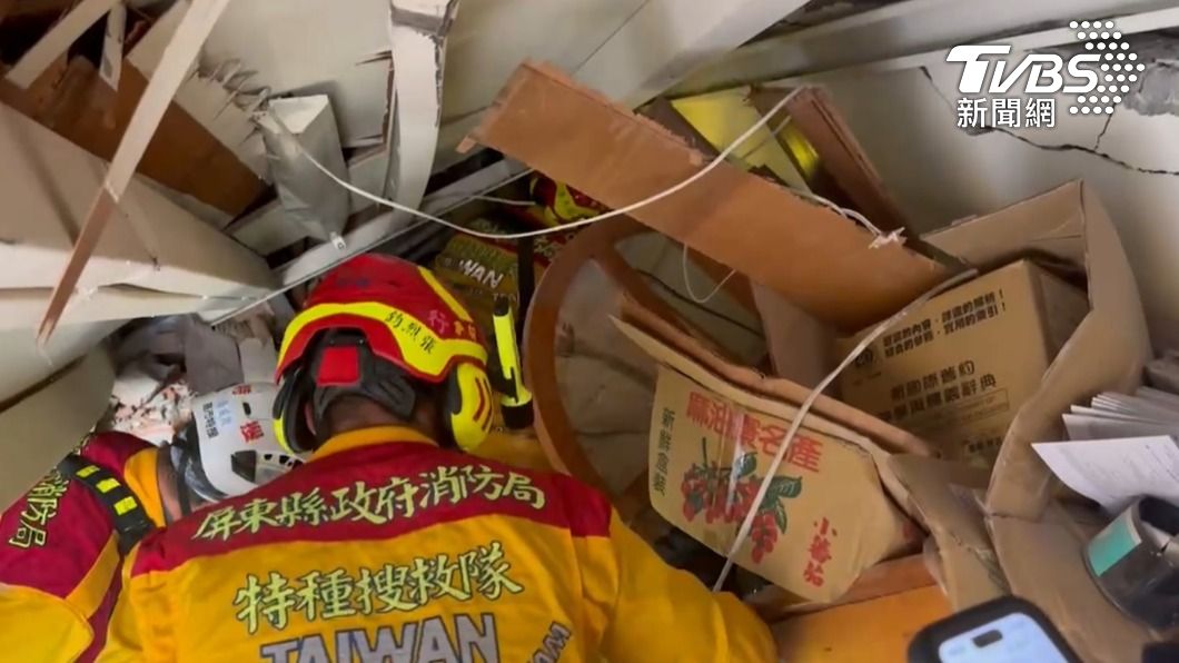 特搜人員搶救中。（圖／TVBS）