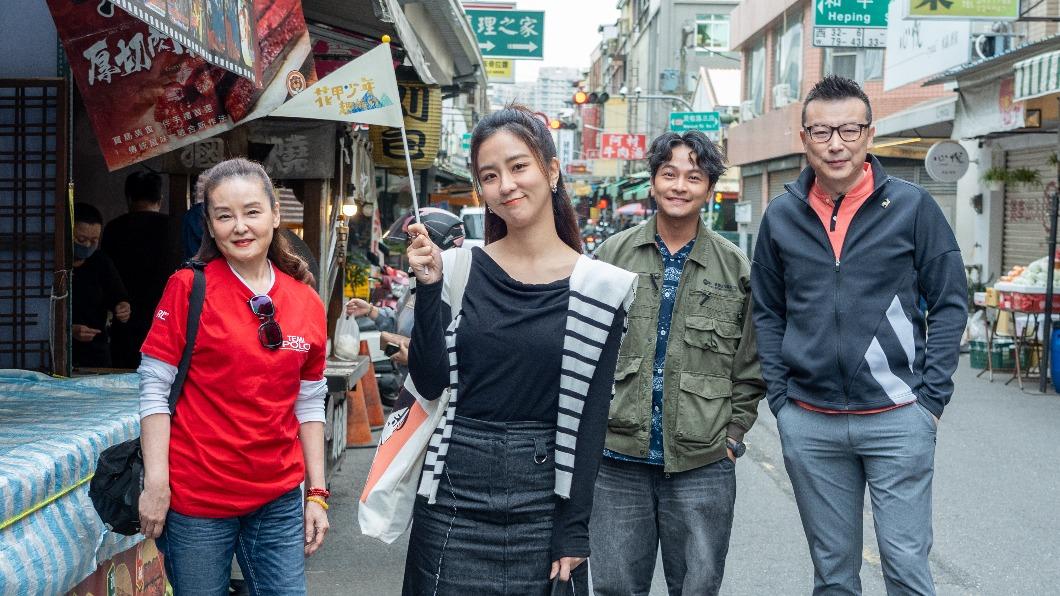 王淑娟(左起)、周曉涵、楊銘威以及林煒結伴到台南遊玩。(圖/東森提供)