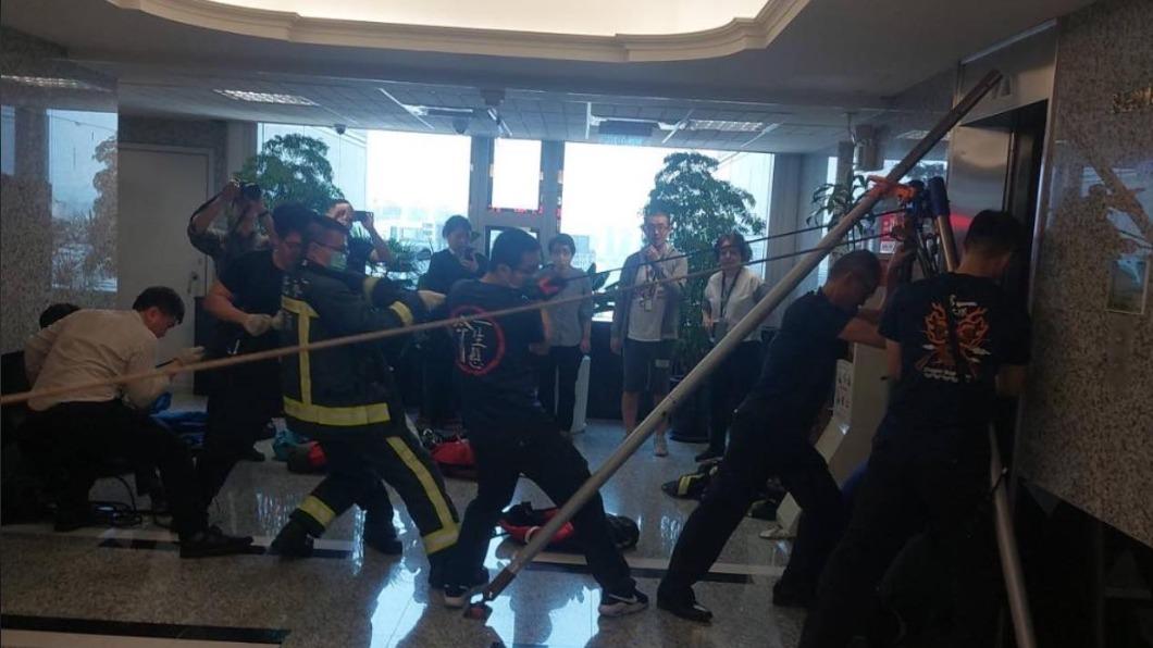 花蓮地震／電梯大怒神！飛碟電台大樓「7人急墜懸空」1人摔斷腿