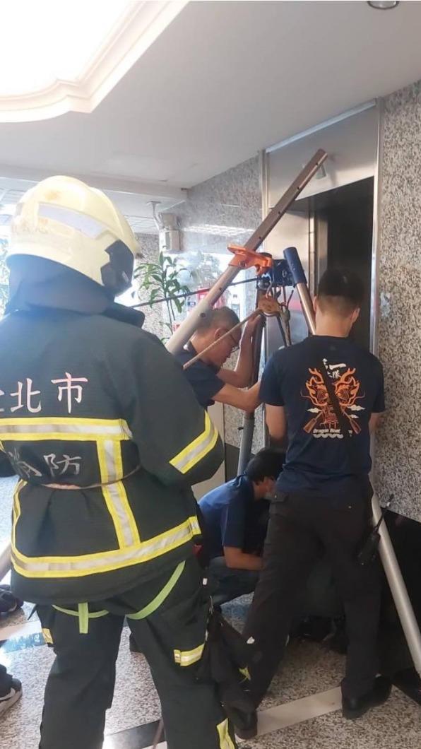 蕭彤雯感嘆,還好電梯是停在13到14樓之間。(圖/翻攝自蕭彤雯臉書)