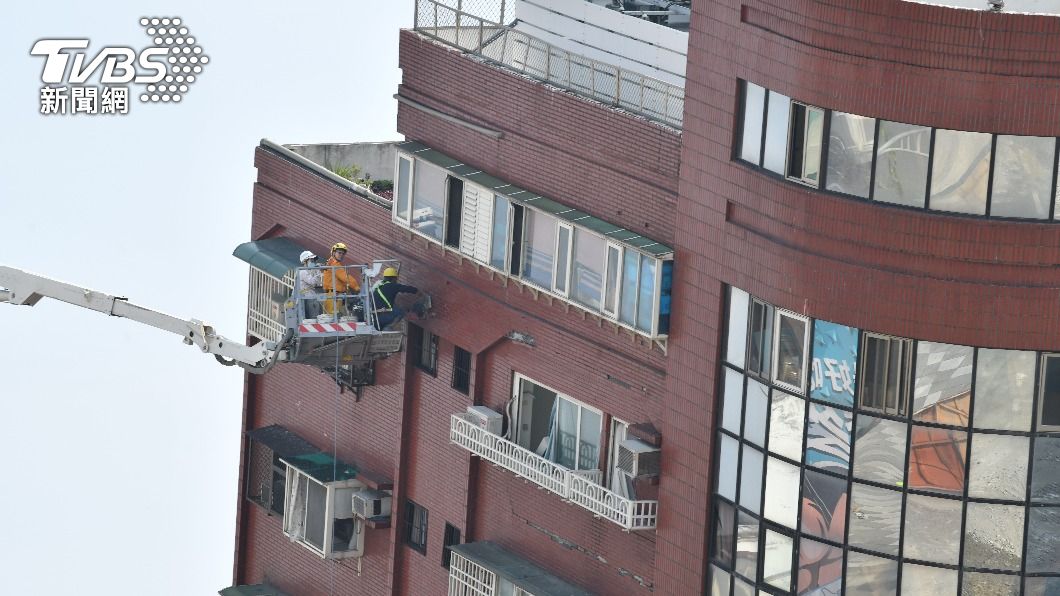 檢警以及土木技師公會今日到天王星大樓勘查。(圖/胡瑞麒攝)