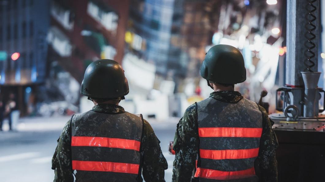 因應花蓮地震,國軍官兵紛紛前往救災。(圖/國防部提供)
