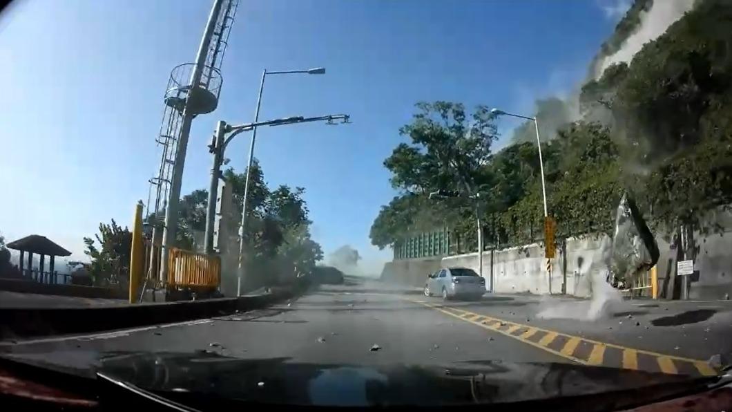 蘇花公路山崩,過程全被拍下。(圖/翻攝畫面)
