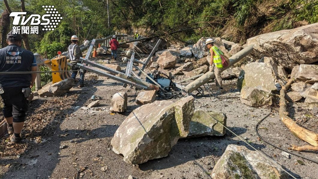 花蓮地震/中橫便道落石坍方21人受困 搜救人員漏夜挺進帶人下山