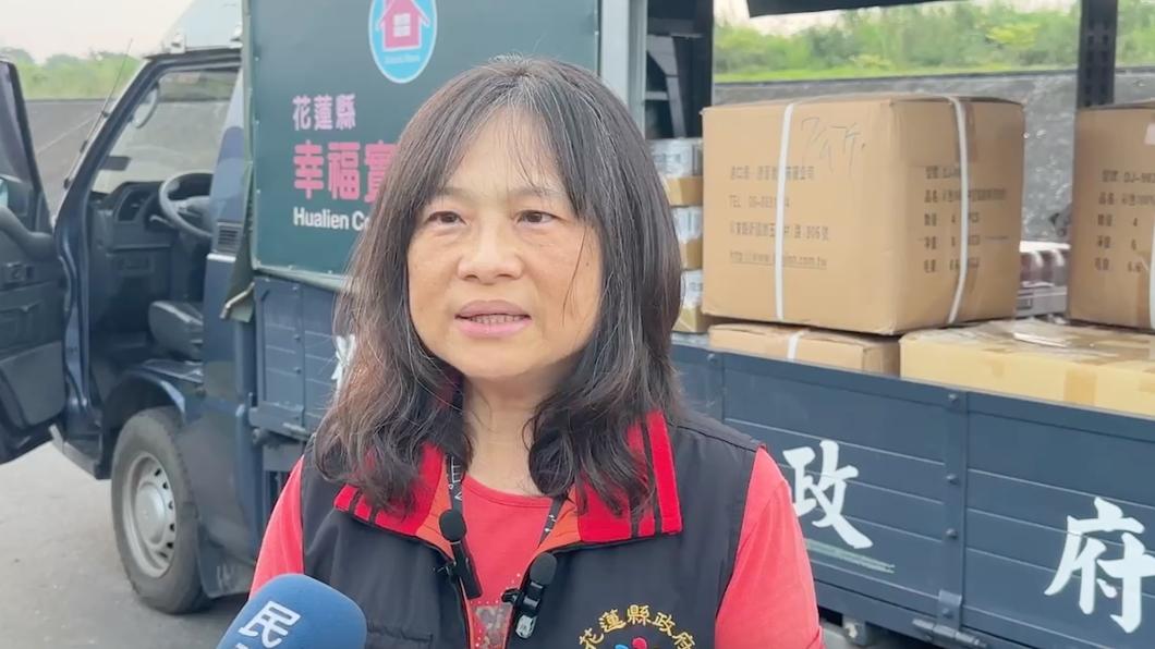 縣府人員受訪談救災人員空投物資到花蓮和平礦區。(圖/高志宏攝)