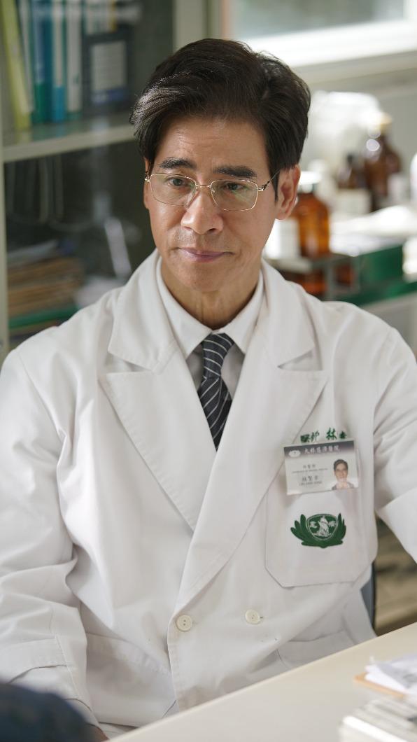 翁家明為貼近角色原型,除觀察林繁幸本人的習性,還經常和導演討論。(圖/大愛電視提供)