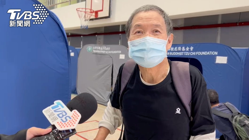 帥性阿伯回憶當時地震發生情況。(圖/胡瑞麒攝)