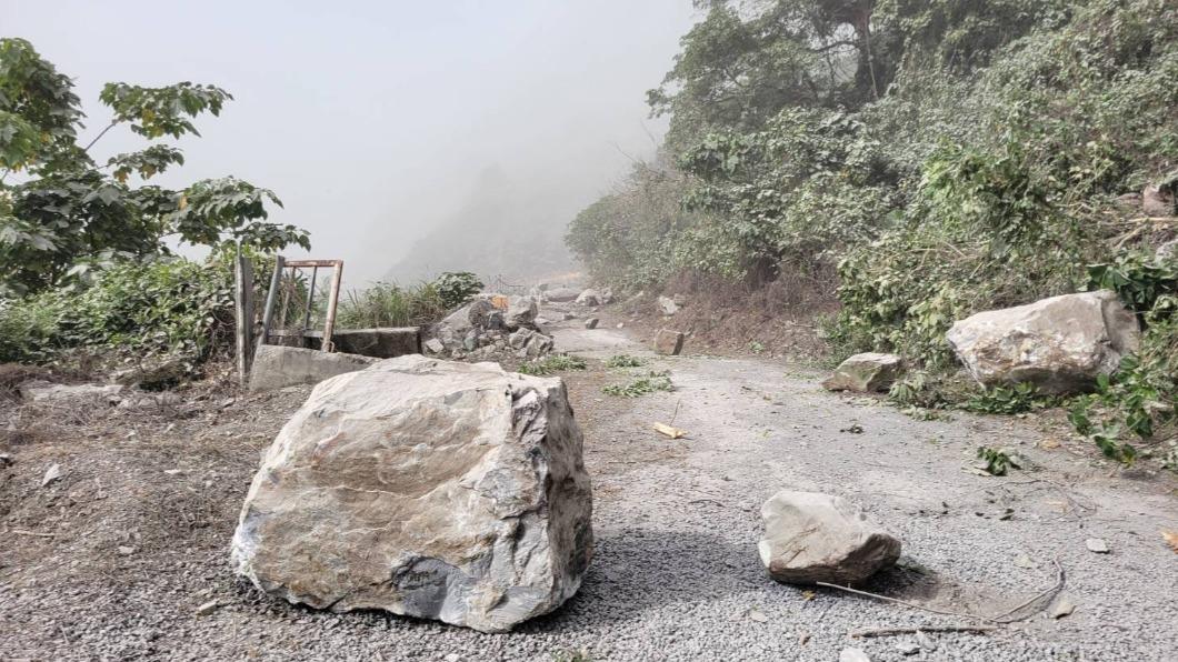 地震導致許多巨石墜落至活動現場。(圖/翻攝自王薇君臉書)
